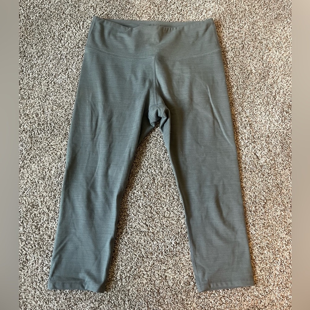 NWOT Korsa Women's Gray Capri Leggings - Picture 3 of 5